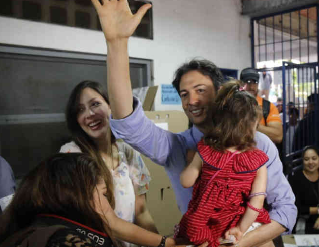 En medio del dolor por su hija, al alcalde de Medellín lo regañan por su ortografía