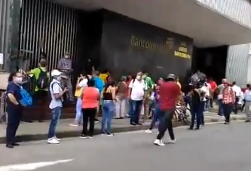 La humillación de los bancos a los colombianos. VIDEO
