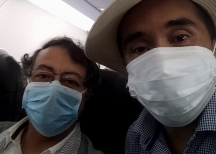 Gustavo Petro a bordo del vuelo que lo trae de regreso a Colombia