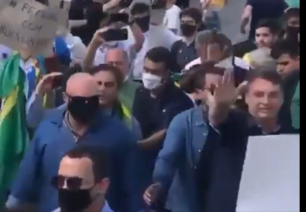 La terrible irresponsabilidad de Bolsonaro: abraza niños y permite agloremación