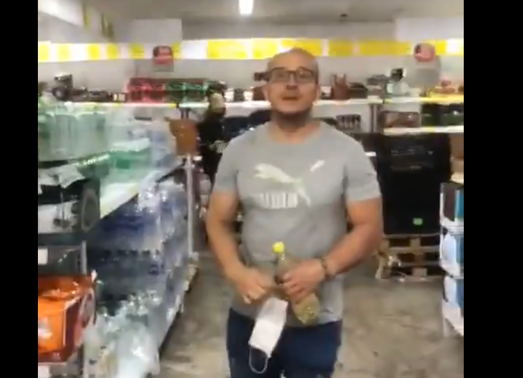 Casi se va a los puños porque le pidieron que se pusiera el tapabocas. VIDEO