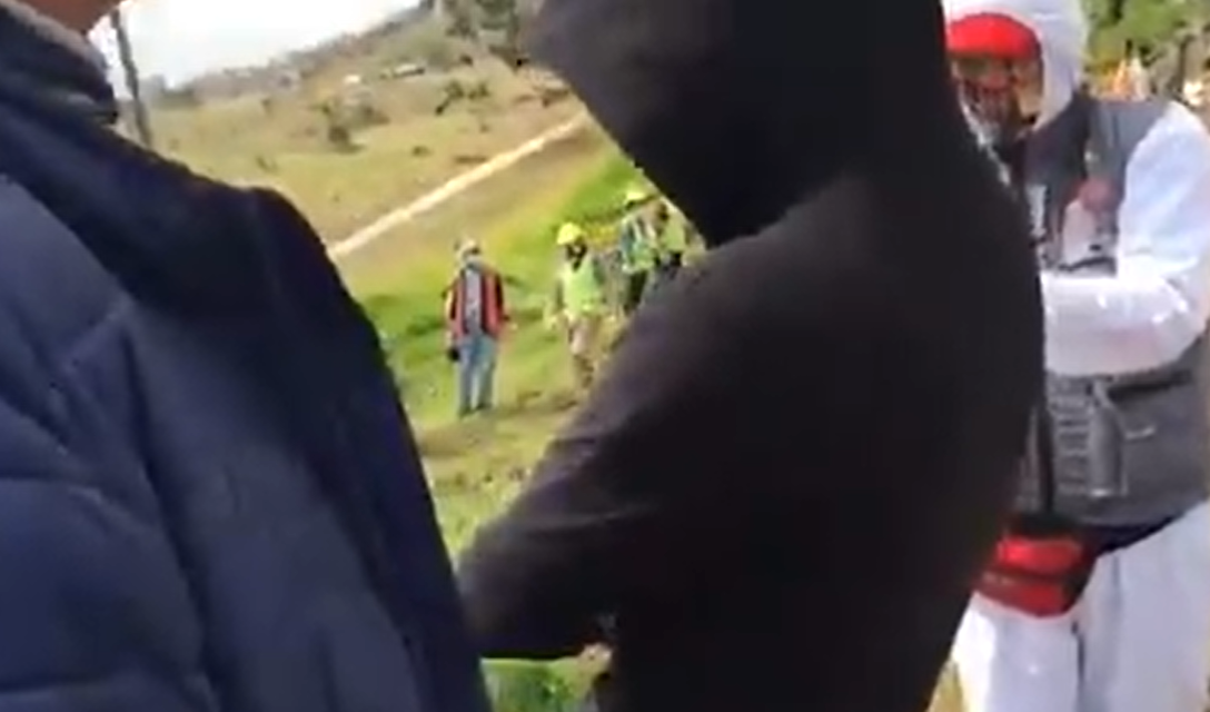 ¿Quién es la misteriosa dama de negro que ordena tumbar casas en Ciudad Bolivar?.VIDEO