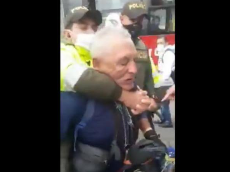 De rodillas la alcaldía y la policía le piden perdón a anciano vendendor que humillaron