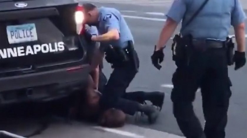 Un policía lo asfixió con su rodilla sólo por ser negro: y el pueblo estalló