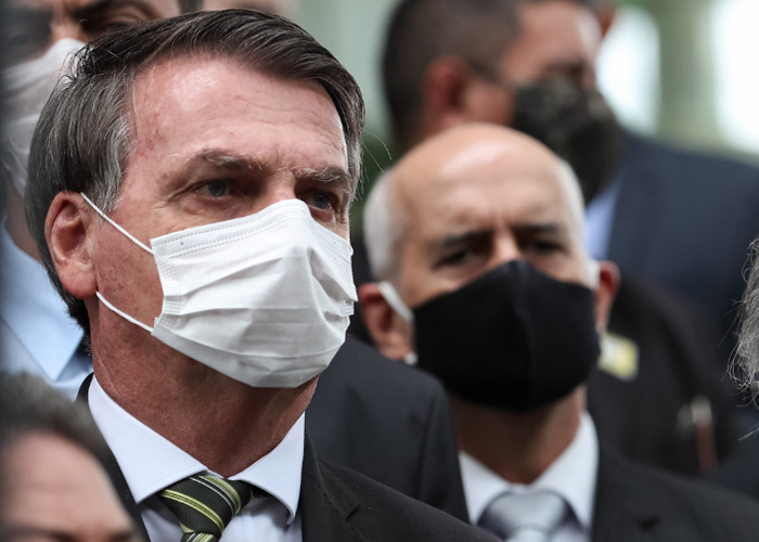 Bolsonaro se puso el tapaboca pero la crisis lo puede enterrar