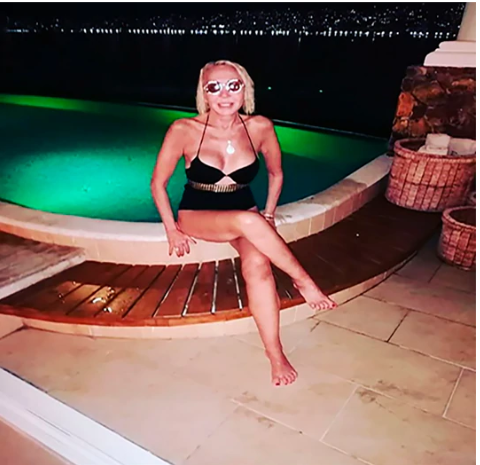  - Laura Bozzo sorprende a sus 64 años con diminuto bikini