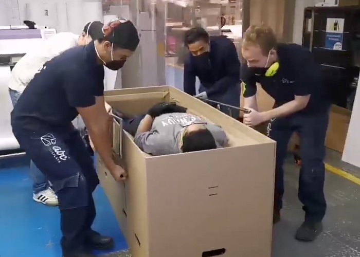 La empresa bogotana que creó camillas y ataúdes de cartón