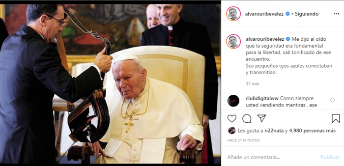  - Cuando Alvaro Uribe le regaló un carriel a Juan Pablo II