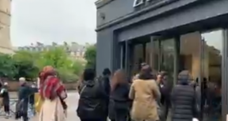  - Lo primero que hacen en Paris es hacer filas frente a Zara: la estupidez es un fenómeno universal