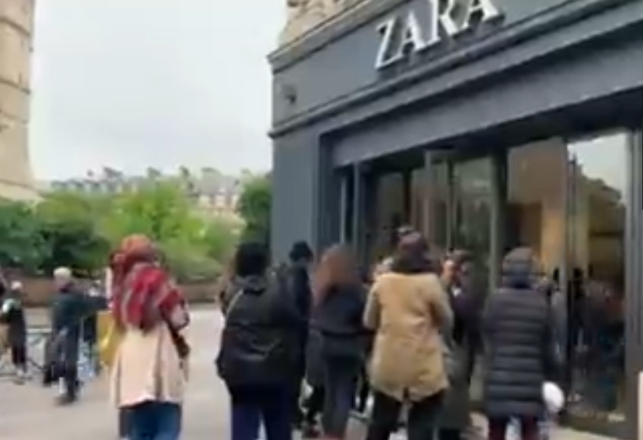 Lo primero que hacen en Paris es hacer filas frente a Zara: la estupidez es un fenómeno universal