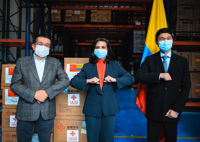 Entre tapabocas Colombia recibe donación china