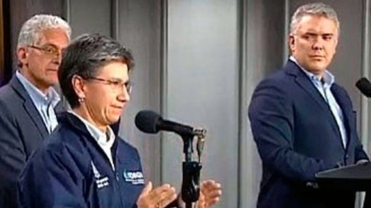 Y Claudia López termina pegándose un tiro en el oído