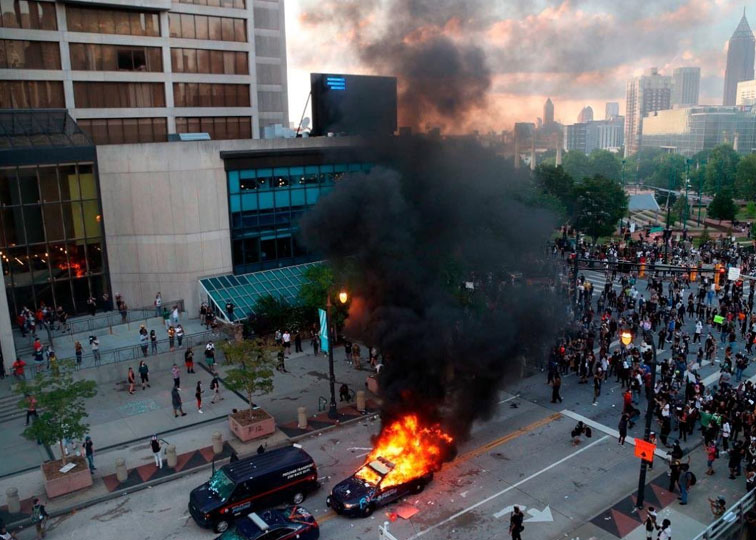 Nada detiene las protestas desatadas por la muerte de George Floyd
