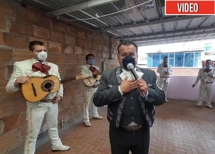 Las tristes serenatas de los mariachis para no morir de hambre.
