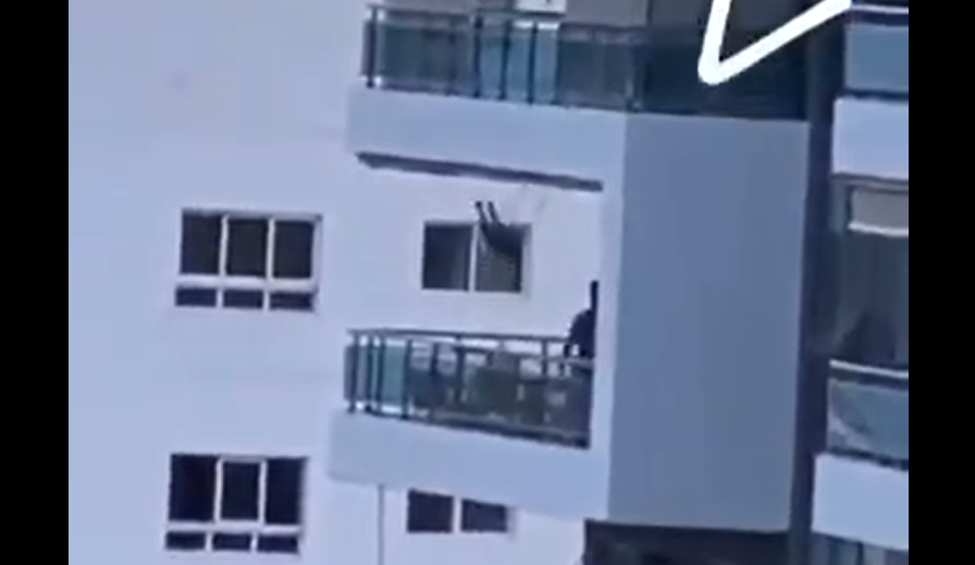 Columpio mortal: La terrible irresponsabilidad de un papá con su pequeño hijo. VIDEO