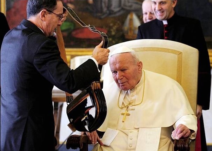 Cuando Alvaro Uribe le regaló un carriel a Juan Pablo II