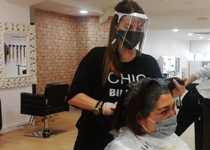 Dos peluqueros trabajaron con Coronavirus e infectaron a 140 personas