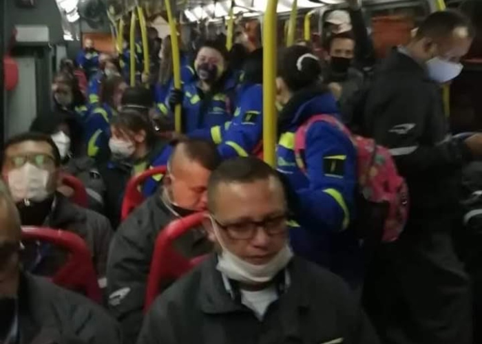 FOTO: Como ganado llevan al trabajo a funcionarios de Transmilenio