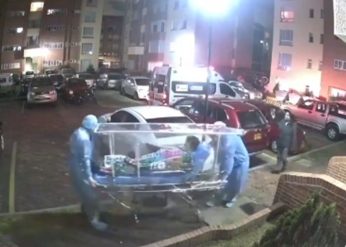 VIDEO: Entre aplausos fue despedido vecino contagiado con COVID-19