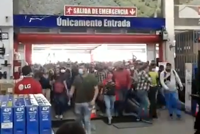 La locura por entrar a un Alkosto en Bogotá. VIDEO