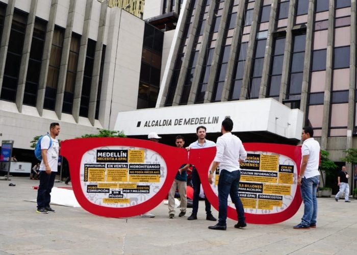  - Cuando Daniel Quintero le instaló a Fico las “gafas más grandes del mundo”