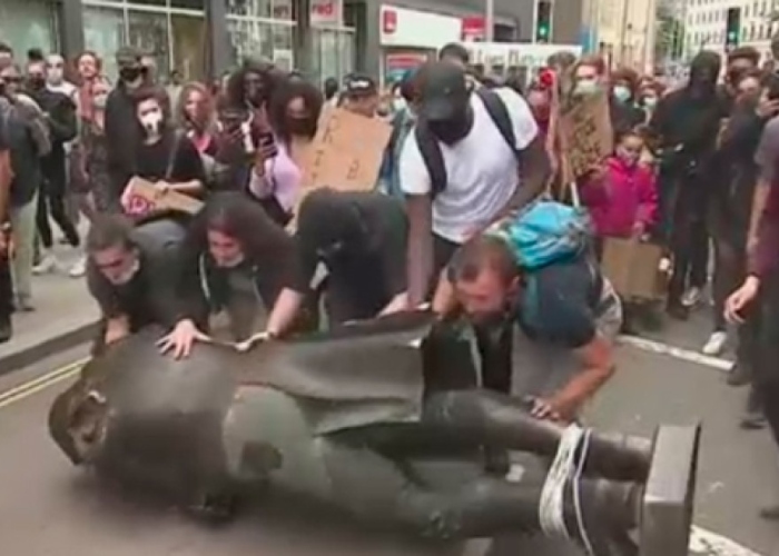 ¿De qué sirve tumbar estatuas y monumentos?