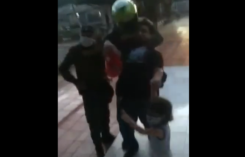 Policía casi ahorca a hombre delante de su hijo por no llevar cédula. VIDEO