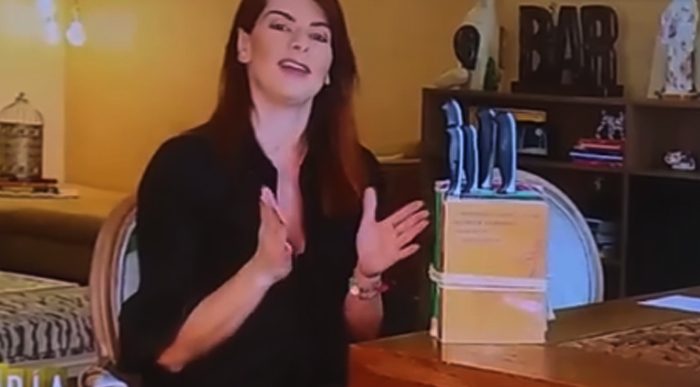  - Carolina Cruz nos enseña que los libros no son para leer sino para portar cuchillos