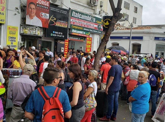 ¿No que estábamos quebrados? ¿De donde saca la plata la gente para comprar cosas que no necesita?