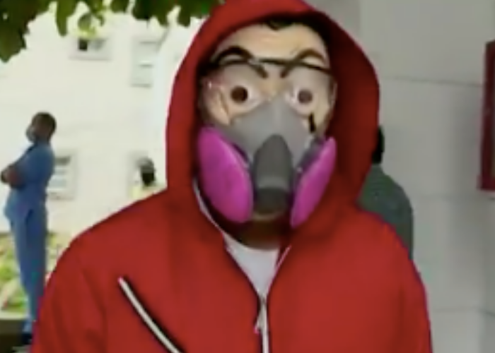 Médicos van disfrazados a trabajar para que nos los maten