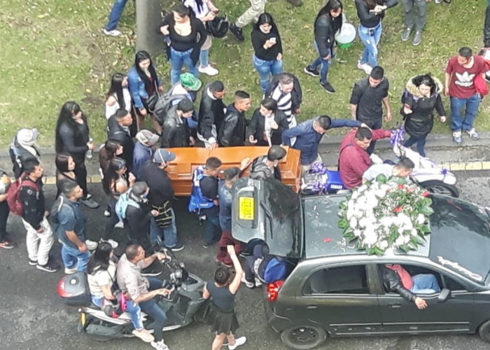 VIDEO: En una moto pasean ataúd por todo Bogotá