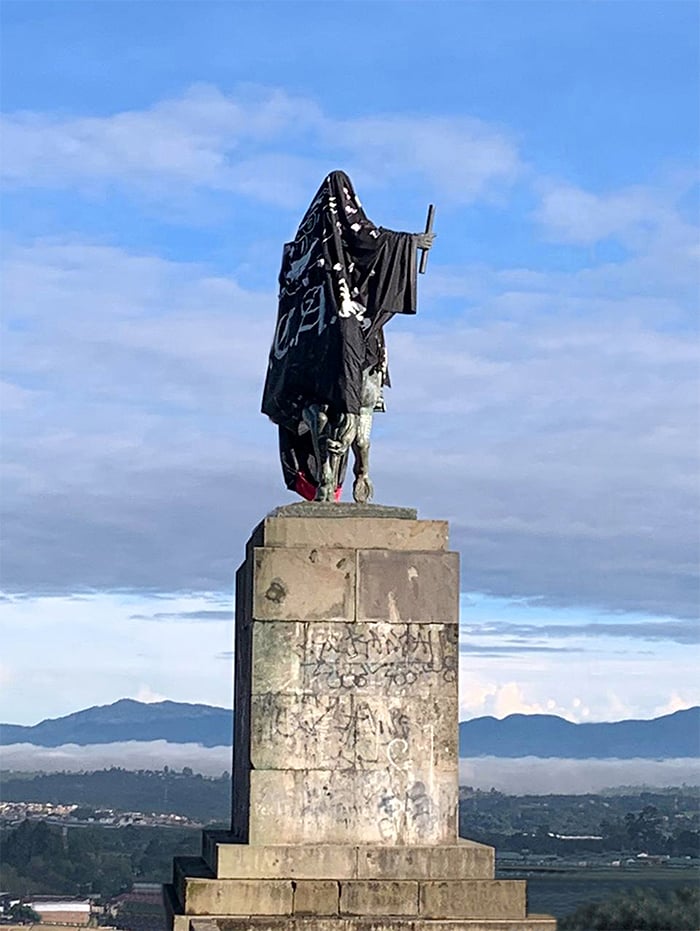 Monumento ecuestre de Sebastián de Belalcázar, elaborada por el artista español Victorio Macho, inaugurada en 1937, en el Morro de Tulcán, Popayán. Ref-Tela negra, con inscripciones con las letras A.C.A. cubriendo totalmente la escultura; hecho por el Movimiento Clandestino 13 D.   Foto- José Dueñas.