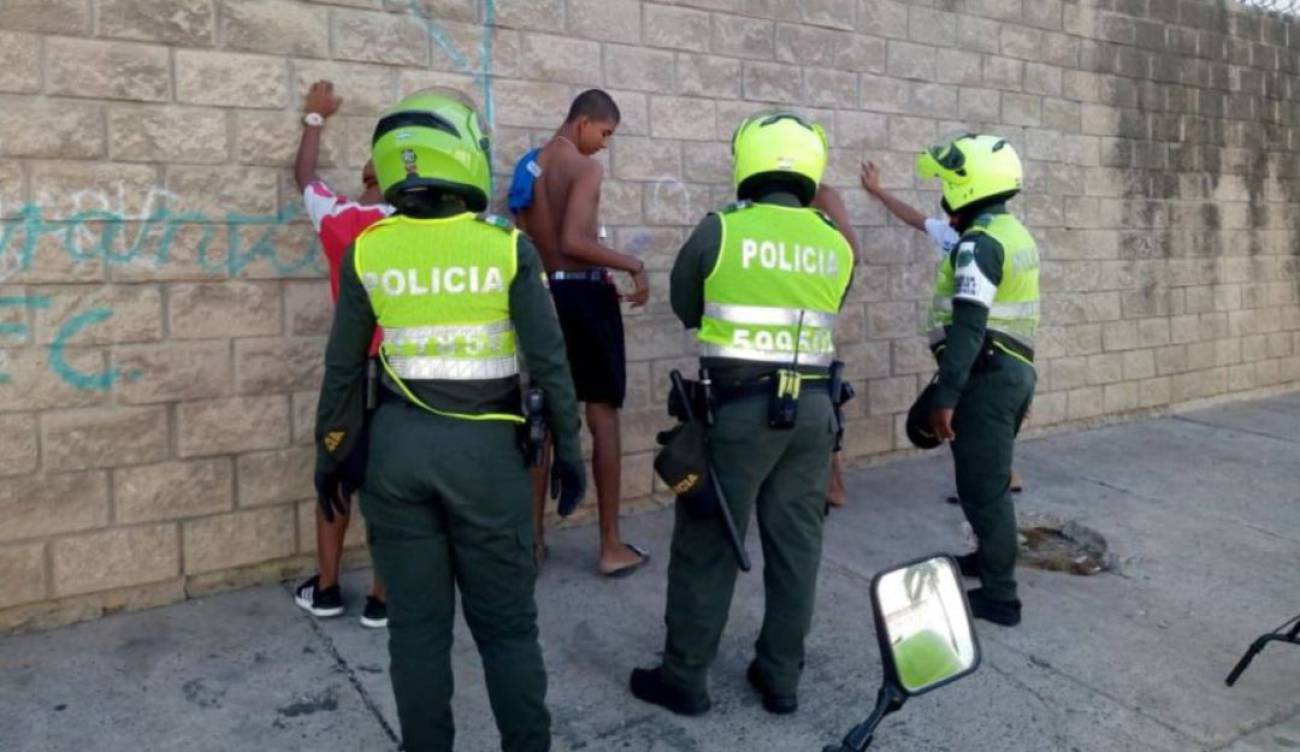 Barranquilla azotada por la pandemia y la policía agarrándose a puños con la gente