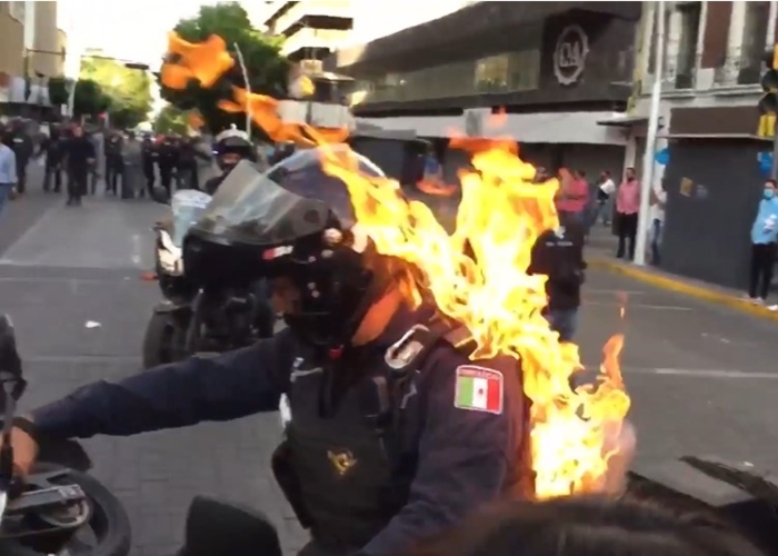 VIDEO: Prenden fuego a policía tras asesinato de un hombre