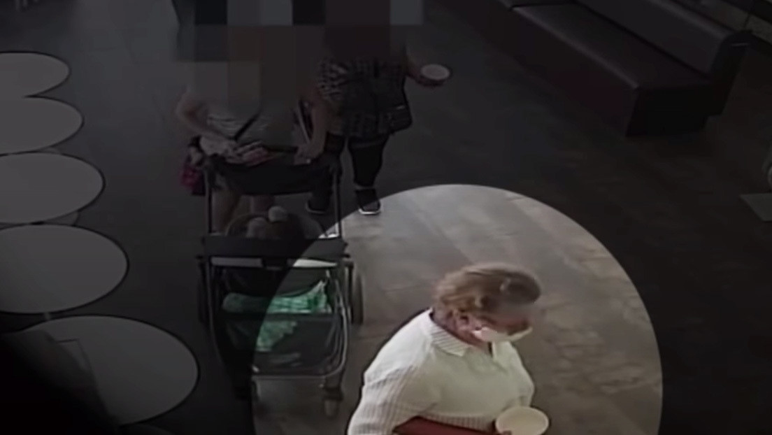 VIDEO: Una mujer blanca se quita la mascarilla y tose sobre el rostro de un bebé de origen hispano en EE.UU