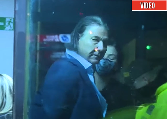 Borracho, con dos venezolanas y sin tapabocas: el suizo que levantó a patadas a un policía en Bogotá