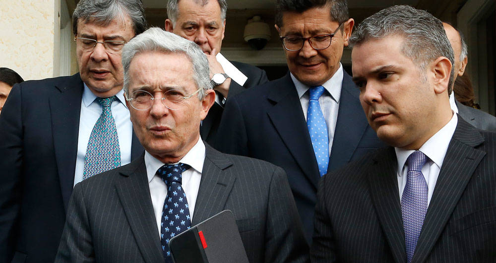 Llueven palos a Uribe por felicitar a Iván Duque