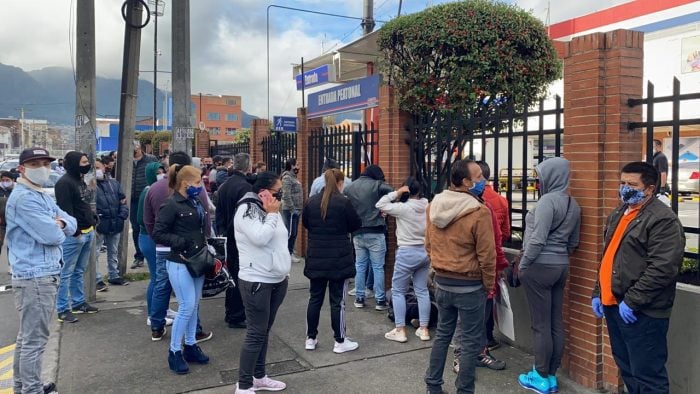  - ¿No que estábamos quebrados? ¿De donde saca la plata la gente para comprar cosas que no necesita?