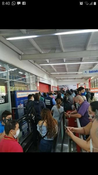  - ¿No que estábamos quebrados? ¿De donde saca la plata la gente para comprar cosas que no necesita?