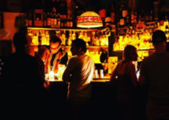 Los bares que antes solo dejaban entrar monitos bien, ahora suplican ayuda