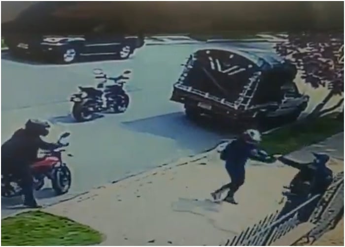 A plena luz del día y a mano armada: así atracan en Cedritos durante cuarentena