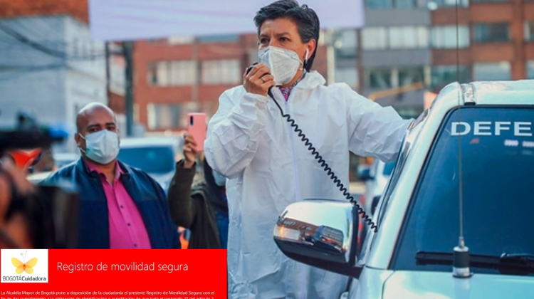 Claudia López con rodilla apretando cuellos