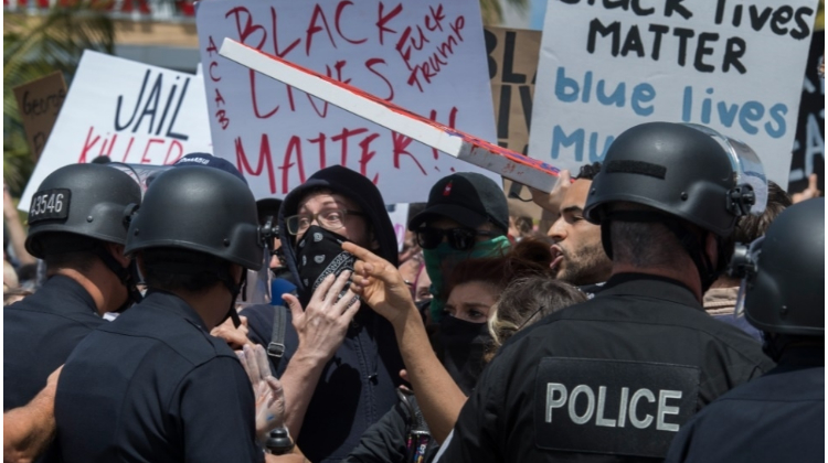 Modelo gringo de miedo, para matar negros y pobres