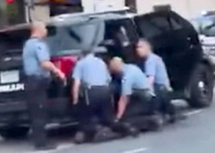 ¿Será que el coronavirus está enloqueciendo a los policías del mundo?