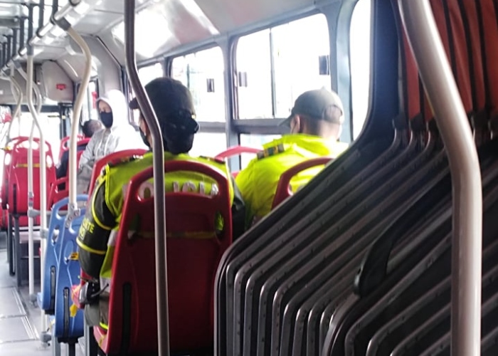 Hasta la policía incumple el distanciamiento en Transmilenio