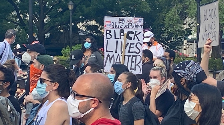 Algo más que marchas antirracistas