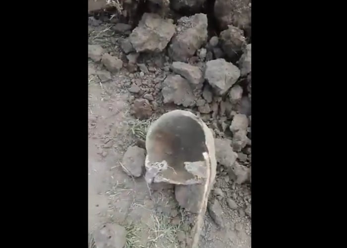 VIDEO: Encuentran restos humanos en fosas excavadas para fallecidos por COVID-19