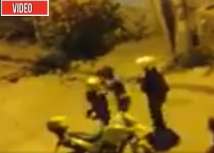 VIDEO: Dos policías propinan brutal golpiza a señora en Cartagena