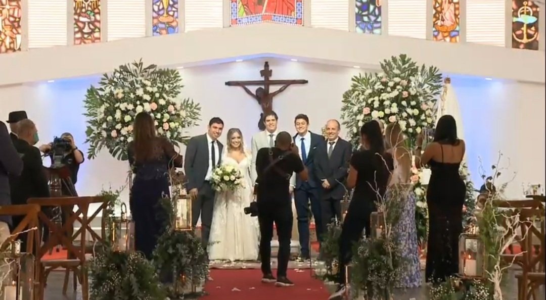 Sin miedo a la muerte: Boda con 50 personas en Cali y el sacerdote daba la hostia en la boca