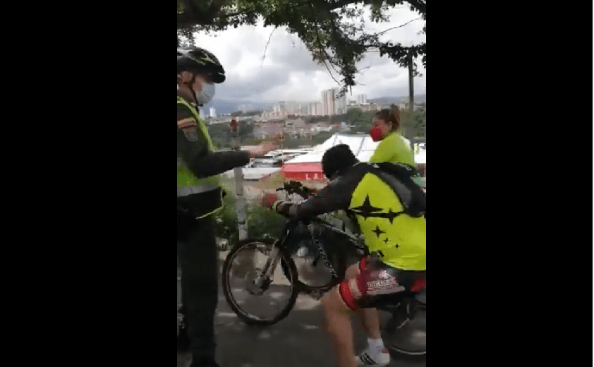 El Neymar colombiano: violó toque de queda, policia lo toca y finge agresión